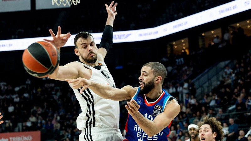 A. Efes ve Cleveland formaları da giydi! Beşiktaş'a geliyor