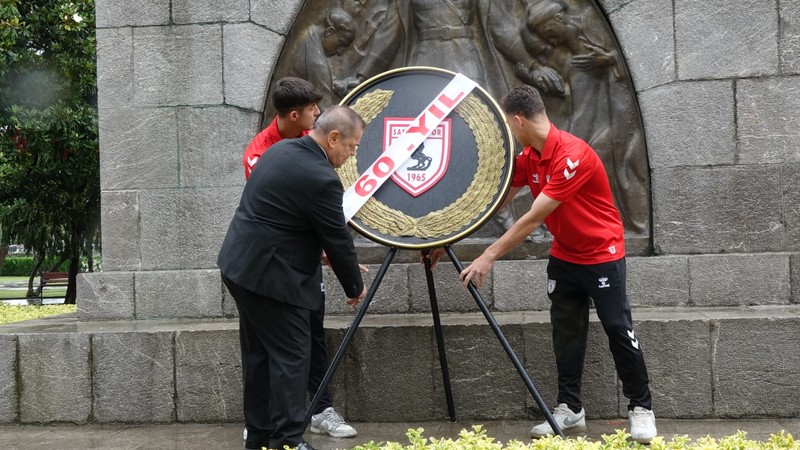 Samsunspor 60. yıldönümünde Atatürk Anıtı'na çelenk bıraktı