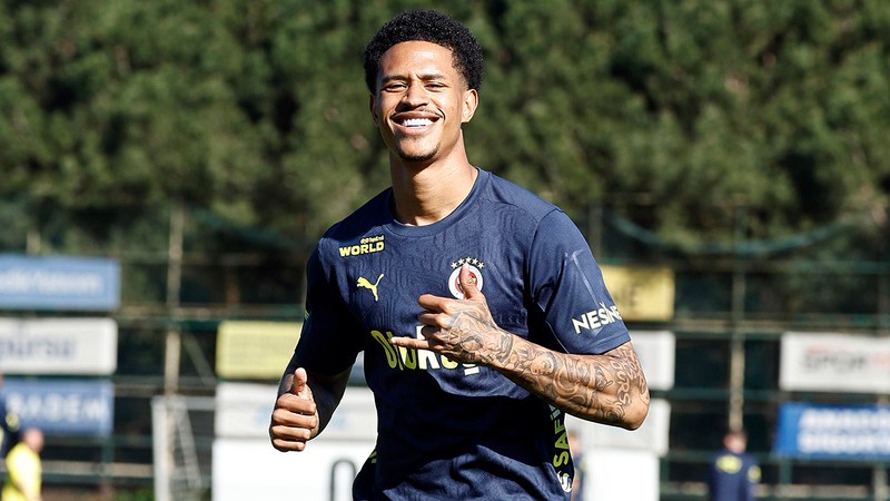 Fenerbahçe, Jayden Oosterwolde'nin sözleşmesini uzatmak için görüşmelere başladı