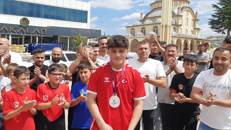 Avrupa şampiyonu güreşçi Yusuf Yaser Aksu, memleketinde coşkuyla karşılandı