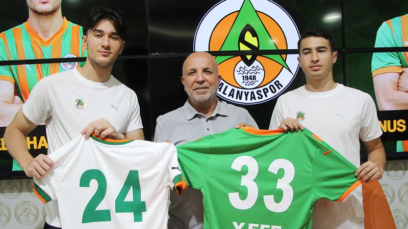 Alanyaspor, kadrosuna kattığı 2 genç futbolcu ile sözleşme imzaladı