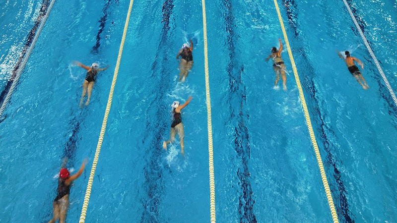 Antalya'da olimpik havuzda yüzme öğrenen çocuklar gözünü milli formaya dikti