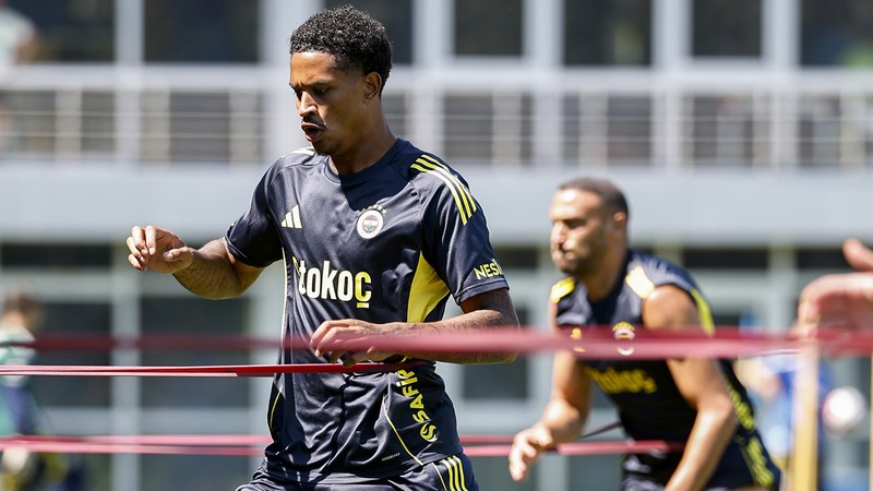 Fenerbahçe, yeni sezon hazırlıklarını sürdürdü