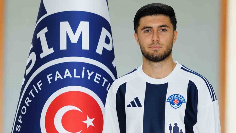 Kasımpaşa önce Attila Szalai'yi transfer etti sonra Yusuf Barası'ye imza attırdı.