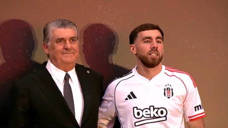 Orkun Kökçü, imza töreninde gözyaşlarına boğuldu