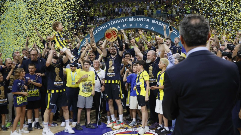 Fenerbahçe Beko'da 17 kupa kaldıran Melih Mahmutoğlu'nun sözleşmesi uzatıldı