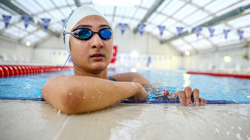 Milli paralimpik sporcu Melda Kolayca olimpiyat için yüzüyor