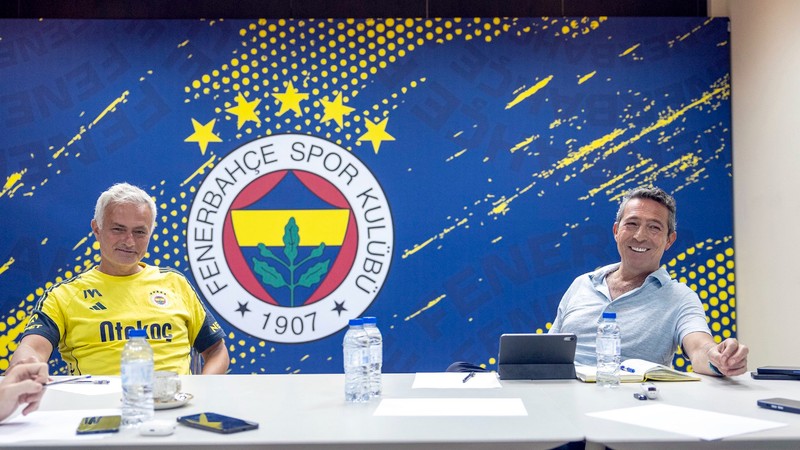 Jose Mourinho istedi Ali Koç ile Devin Özek tek tek not aldı