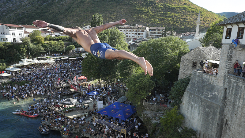 Bosna Hersek'te 459. Geleneksel Mostar Köprüsü Atlayışları yapıldı