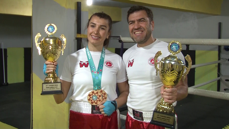 Kick boksa stres atmak için başladılar, Dünya Kupası şampiyonluğu elde ettiler