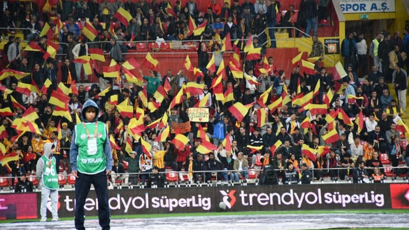Kayserispor taraftarlarından KS Store'a hücum