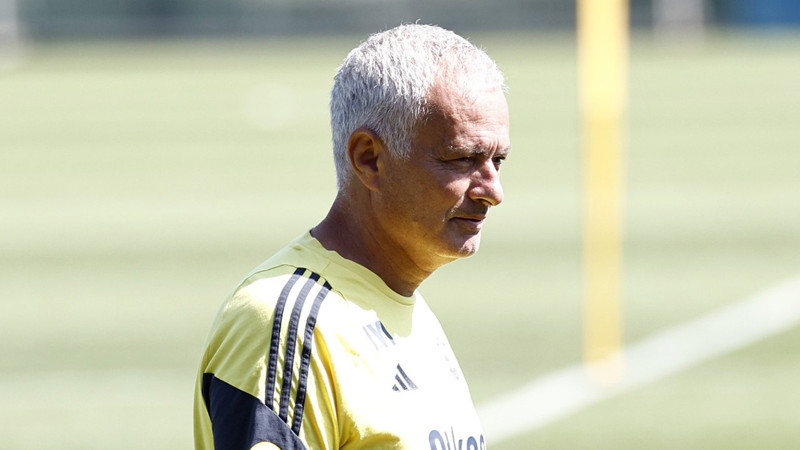 Fenerbahçe'de I. kaptan Mert Hakan, II. kaptan ise İrfan Can Kahveci oldu