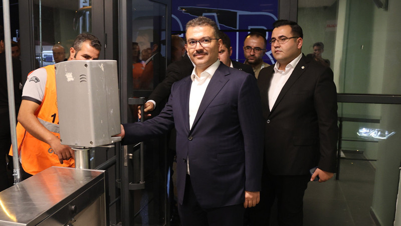 Vali Turan, protokol tribününe elektronik biletle giriş yaparak maçı izledi