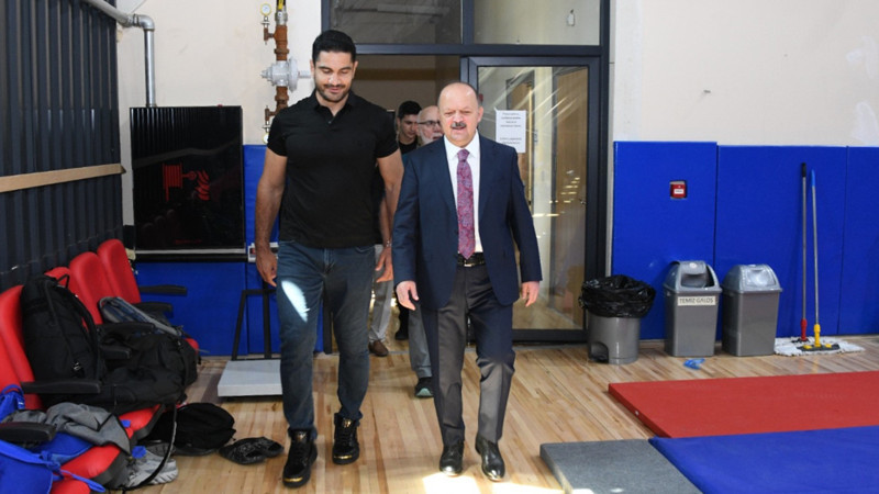 Taha Akgül'den Dünya Güreş Şampiyonası'na hazırlanan sporculara ziyaret