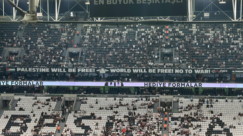 Beşiktaşlı taraftarlardan Filistin'e destek: Savaşa hayır!