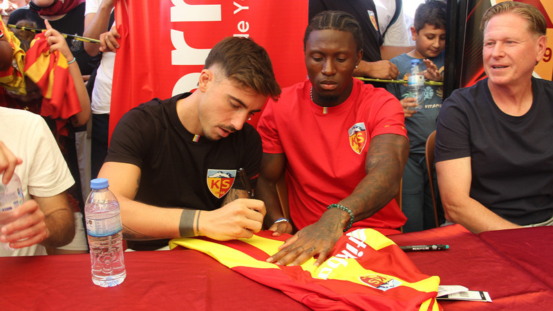 Markus Gisdol ve futbolcular taraftara imza dağıttı