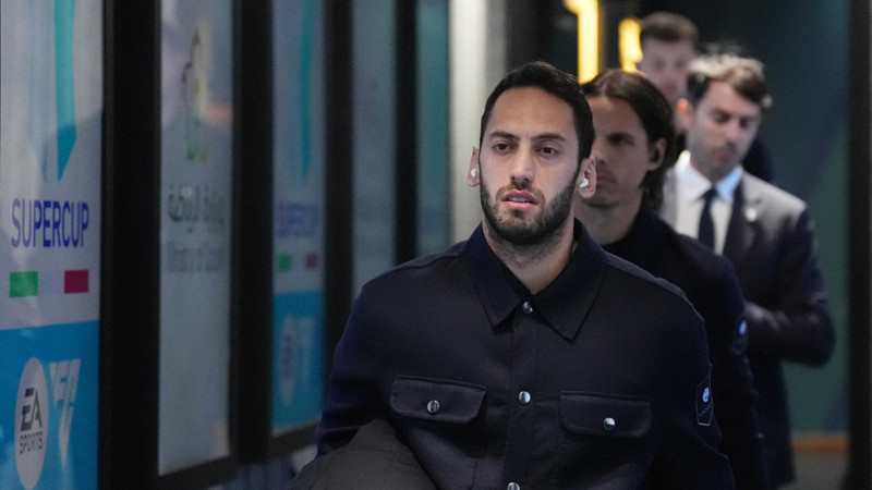Galatasaray Donnarumma'dan sonra Hakan Çalhanoğlu'na imza attırıyor!