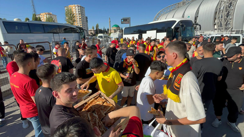 Kayserispor taraftarı, deplasmana gelen Göztepe taraftarına yemek ve tatlı ikram etti