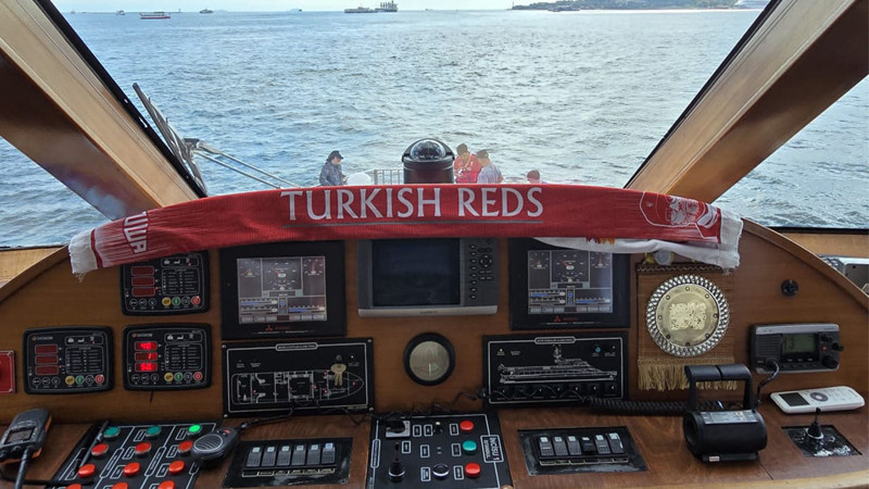 Liverpool taraftarı İstanbul Boğazı'nda