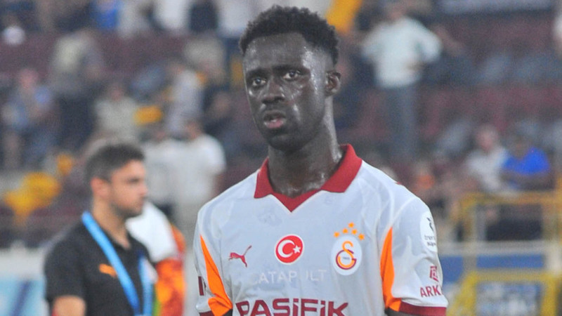 Okan Buruk Davinson Sanchez'i uyardı: Sakın kart görme