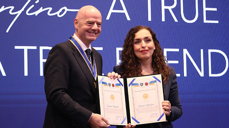 Kosova'da FIFA Başkanı Infantino'ya Cumhurbaşkanlığı Liyakat Madalyası verildi
