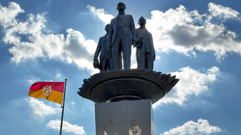 Galatasaray'da büyük açılış:  Atatürk, Tevfik Fikret ve Ali Sami Yen'in ışığı...