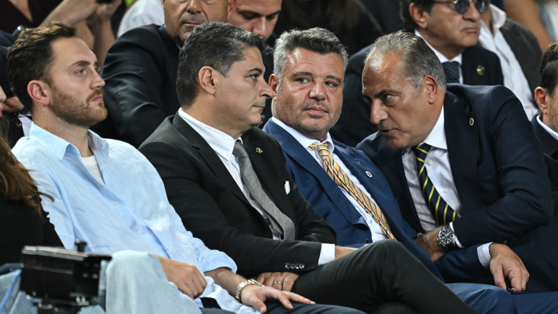 Sadettin Saran daha gelir gelmez iki kupa kaldırdı bile