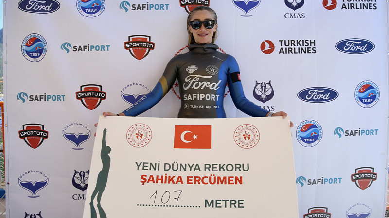 Şahika Ercümen, değişken ağırlık paletsiz dalışta dünya rekorunu geliştirdi