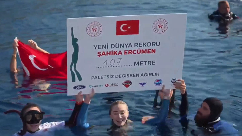 Şahika Ercümen yeni bir dünya rekoru kırdı Türkiye ve Filistin bayrağı açtı