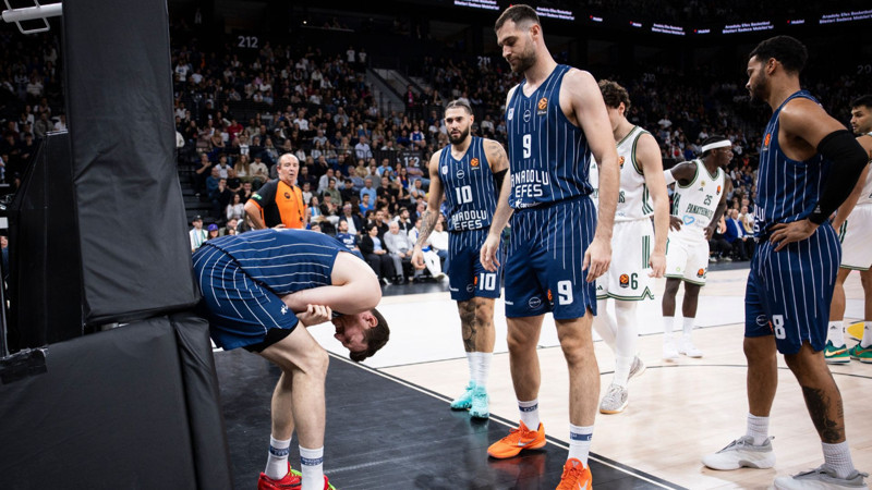 Anadolu Efes'e kötü haber! Georgios Papagiannis tam 8 ay parkelerden uzak kalacak