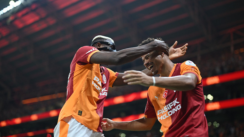 Galatasaray'da Okan Buruk'la Victor Osimhen el ele verdi takımdaşlık ruhu tavan yaptı!