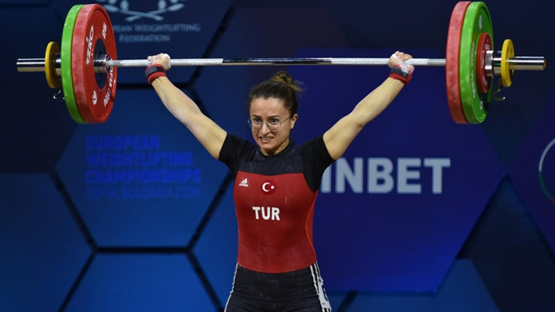 Milli halterci Aysel Özkan'dan 1 altın, 1 gümüş madalya