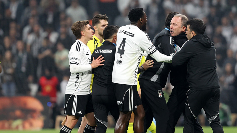 Beşiktaş-Fenerbahçe derbisinde kırmızı kartlar havada uçuştu! Sergen Yalçın sahaya girdi