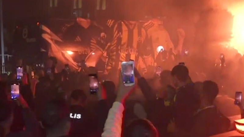 Fenerbahçe taraftarından coşkulu karşılama