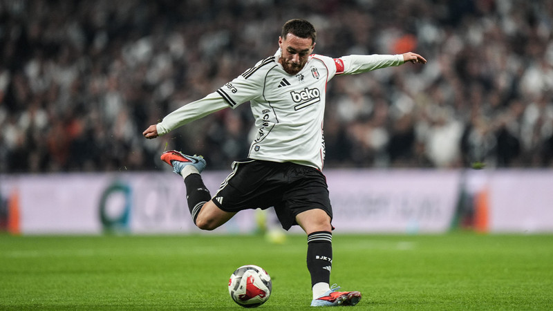 Fenerbahçe derbisinde kırmızı kart gören Orkun Kökçü'den açıklama: Kendimle baş başa kalmak istedim