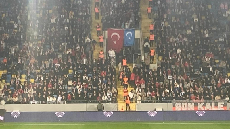 Gençlerbirliği taraftarı tribüne Doğu Türkistan bayrağı astı