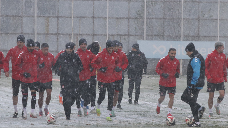 Sivasspor kar yağışı altında antrenmanlara başladı