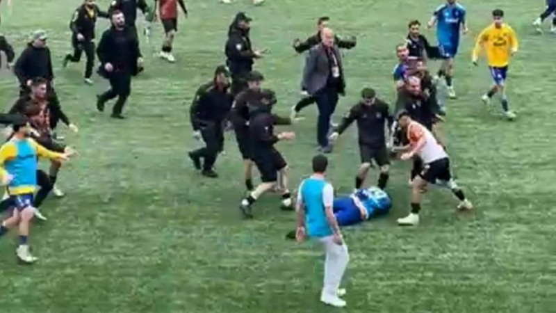 Artvin Murgul'da saha karıştı: 24 kırmızı kart çıktı