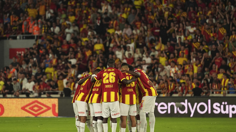 Göztepe'de Rhaldney kulübeye Miroshi ilk 11'e!
