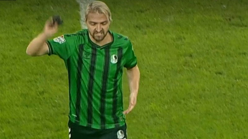 Caner Erkin, 8 maçta 3 kez kırmızı kart gördü