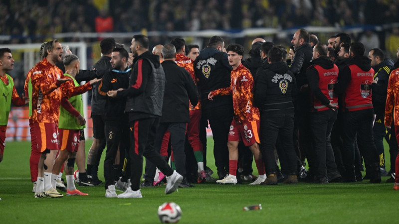 Fenerbahçe - Galatasaray derbisi öncesinde saha karıştı