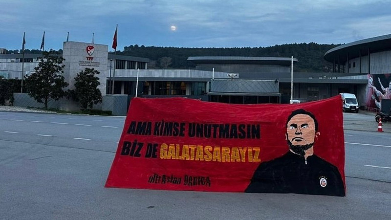 Galatasaray taraftarı TFF önünde Okan Buruk pankartı açtı
