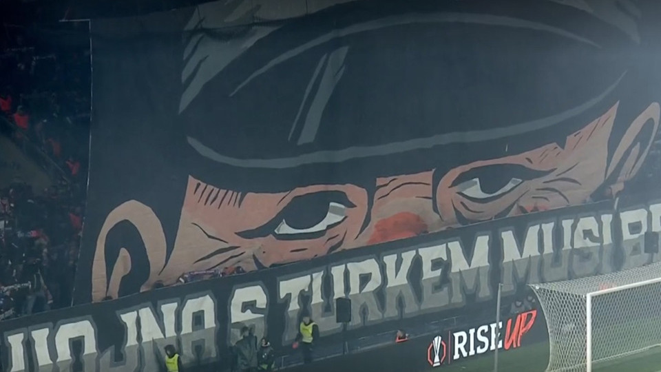 Viktoria Plzen taraftarından tepki çeken pankart