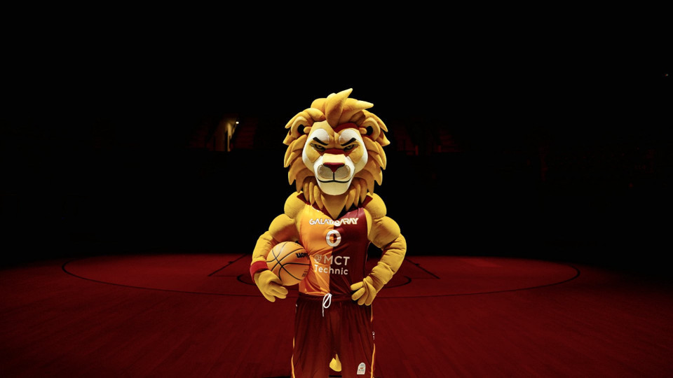 Galatasaray yeni maskotu Leo'yu tanıttı