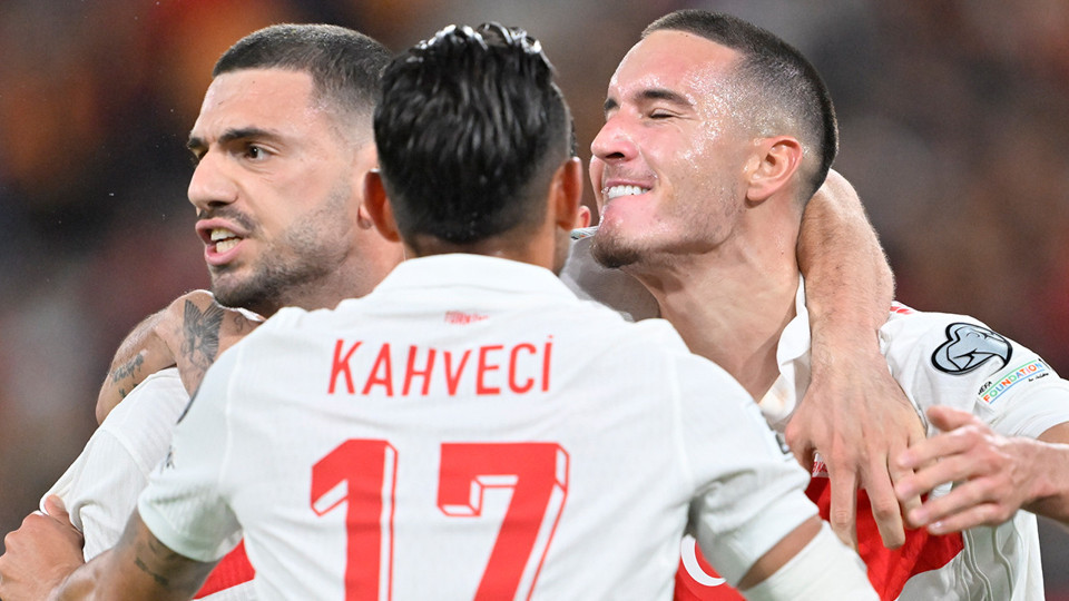 Spor yazarlarından İspanya-Türkiye maçı değerlendirmeleri: "Sokağa çıksa kimse tanımaz! Çok tuhafız"