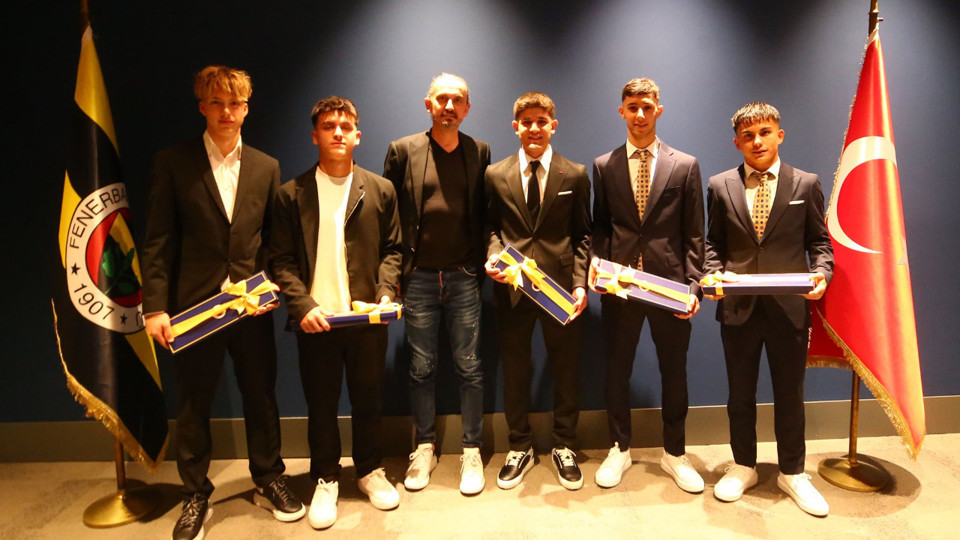 Fenerbahçe 5 futbolcuya imza attırdı